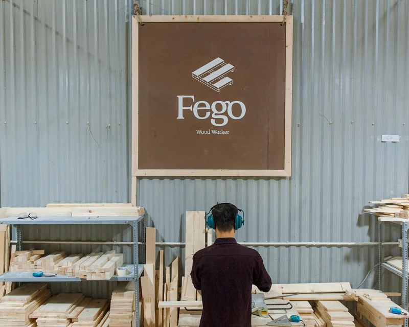 Professionnel dans un atelier de menuiserie