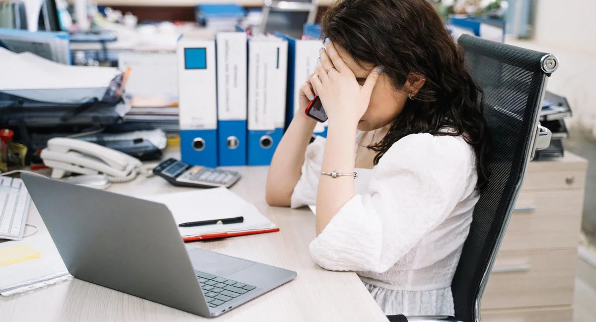Illustration : les obligations du salarié et de l’employeur en cas d’arrêt maladie dû au burn-out