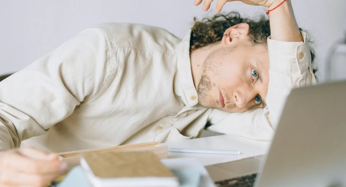 Une personne fatiguée fait une pause à son bureau