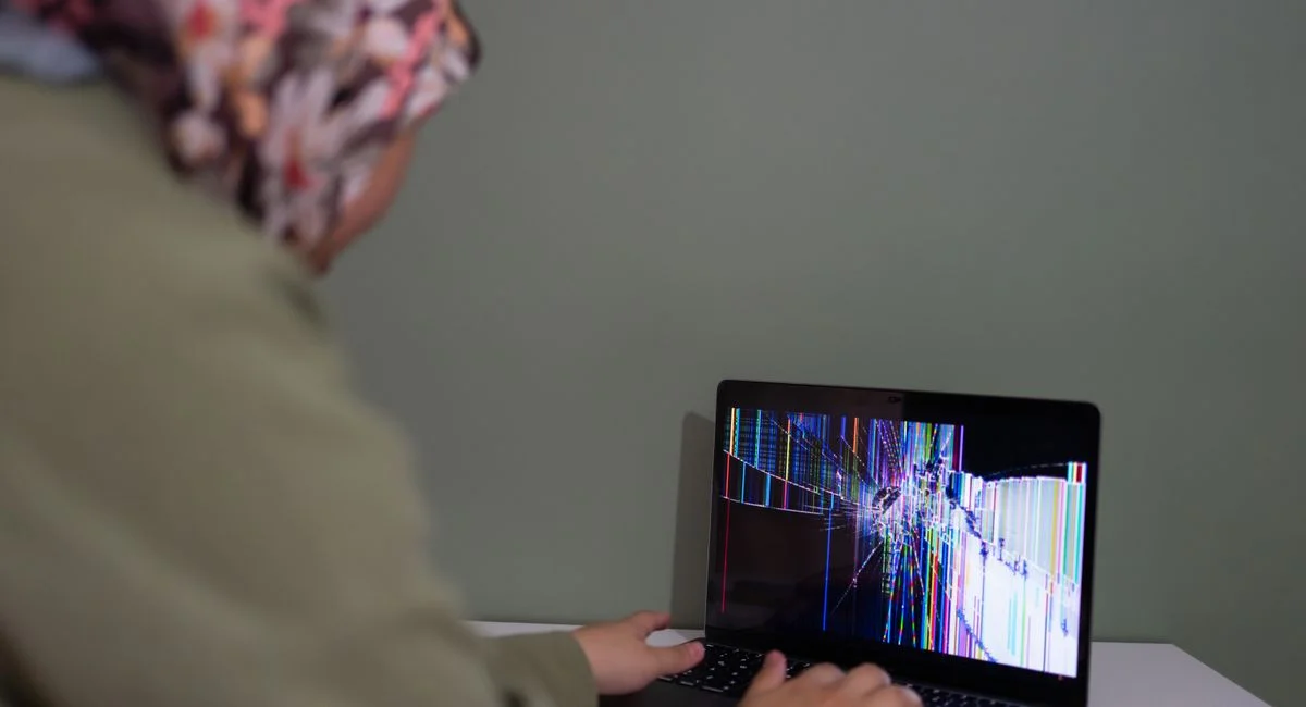 Illustration : les risques majeurs liés au matériel informatique en entreprise : vol, casse, panne, cyberattaque