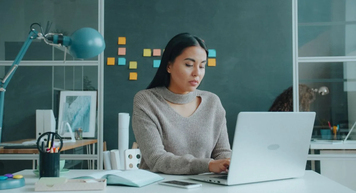 Un indépendant travaille sur son ordinateur à son bureau