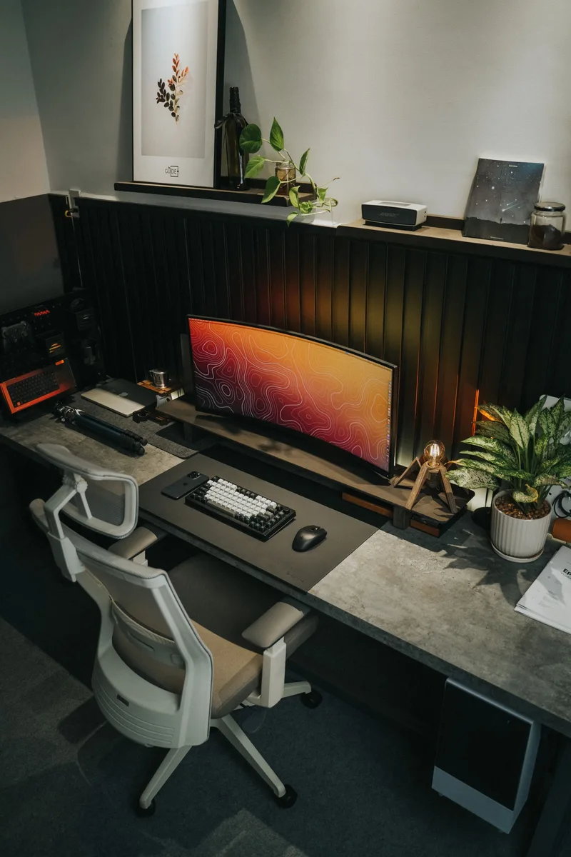 Poste de travail avec écran, clavier et fauteuil