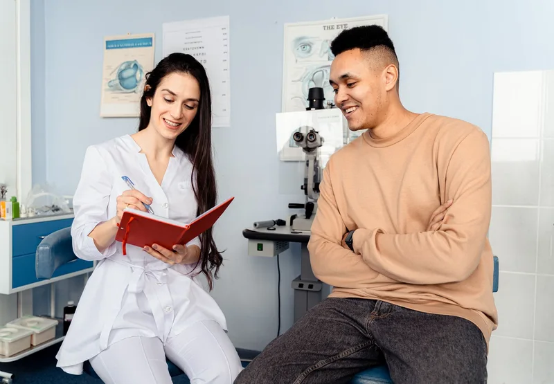 Médecin expliquant un document à un patient