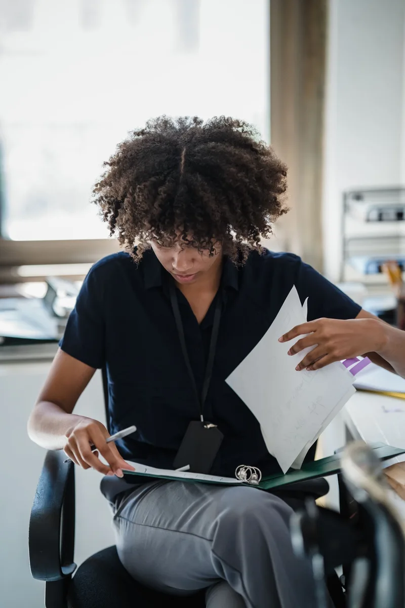 Professionnelle examinant ses documents à son bureau
