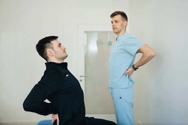Professionnel accompagnant un patient dans un exercice de rééducation