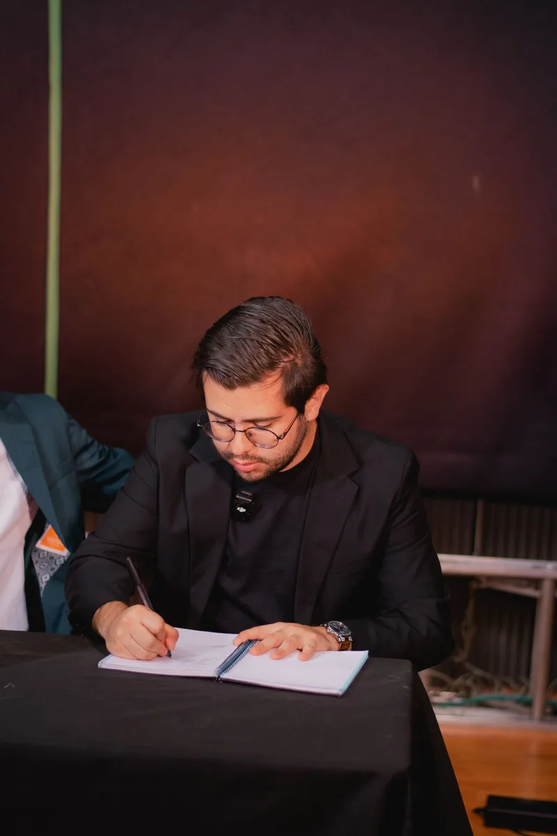 Professionnel signant un document sur une table