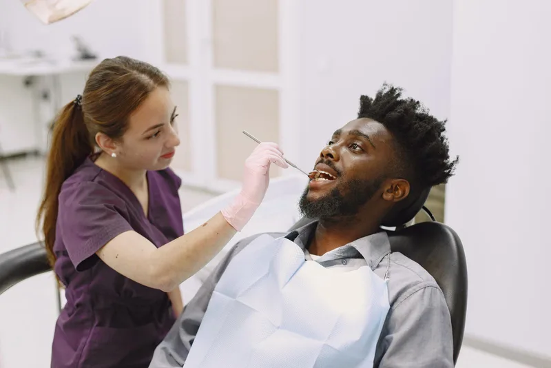 Dentiste examinant un patient dans un cabinet dentaire