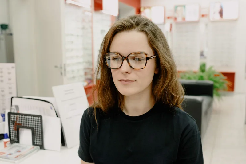 Femme essayant des lunettes dans un espace d’optique