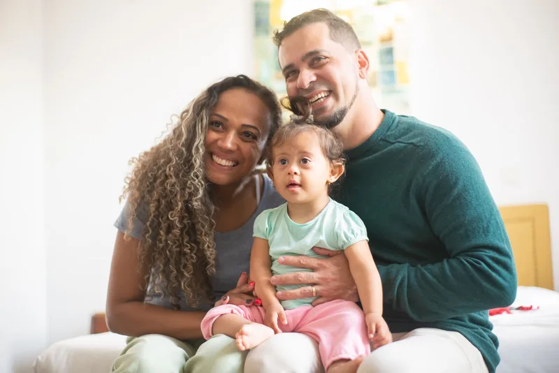 Parents et jeune enfant réunis à leur domicile