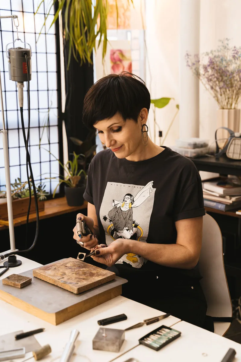 Artisane réalisant un travail minutieux dans son atelier