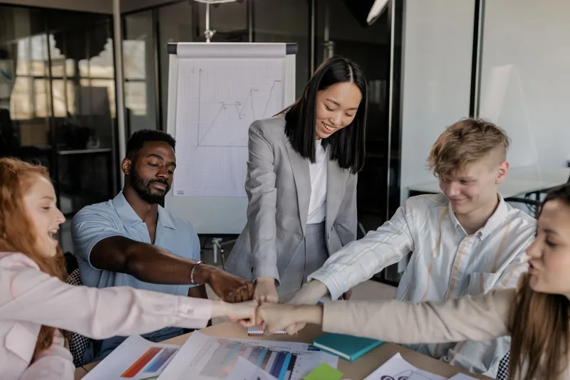 Équipe réunie autour d’une table et de documents