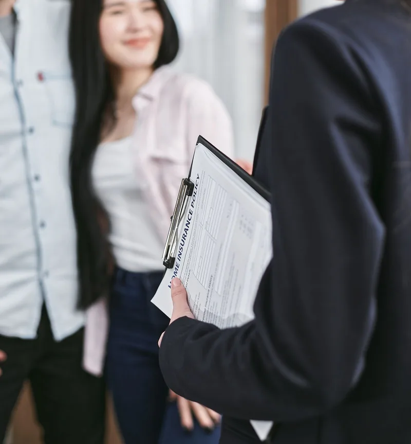 Échange professionnel autour d’un dossier sur un porte-documents