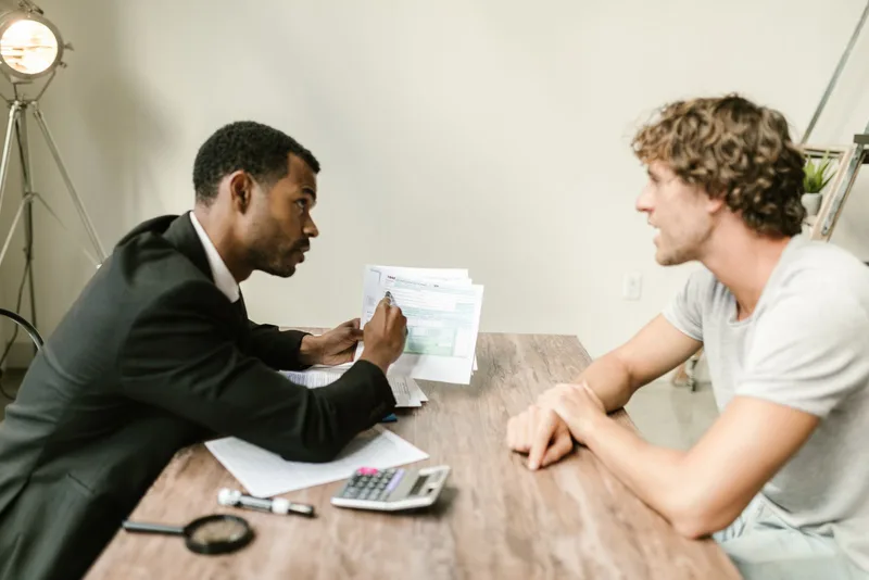 Conseiller présentant des documents à une cliente