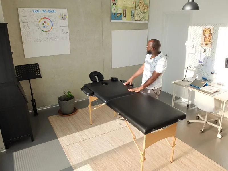 Professionnel près d’une table de soins dans un cabinet lumineux