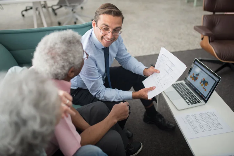 Conseiller présentant des documents à un couple